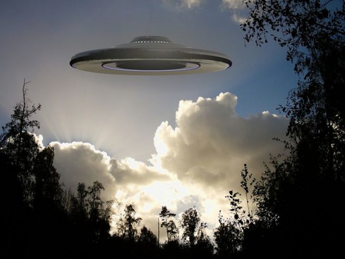 НЛО пытался спрятаться за облаком, но его рассекретили