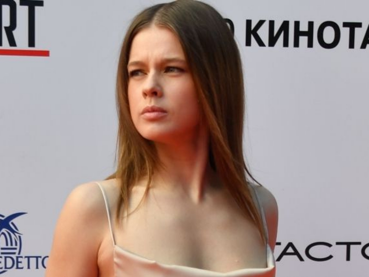 Екатерина Шпица оголила грудь, чуть прикрытую рубашкой