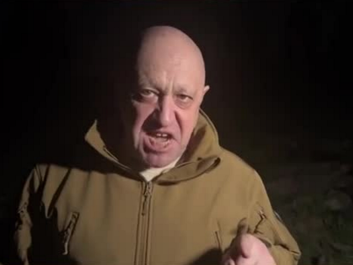 “Шойгу! Герасимов! Где боеприпасы?”: Пригожин записал гневное видео на фоне трупов бойцов ЧВК “Вагнер” и заявил о выходе из Бахмута