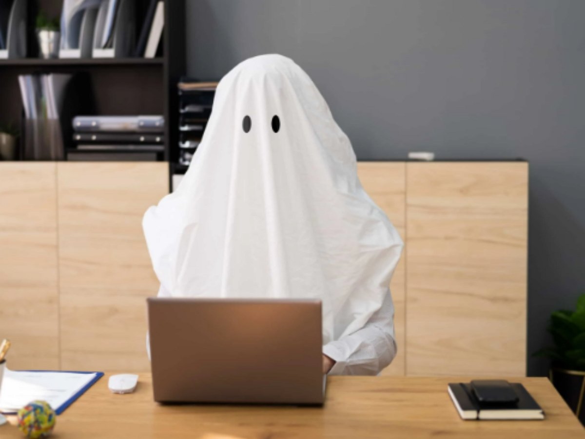 Призрак переставил предметы в офисе, напугав клерка