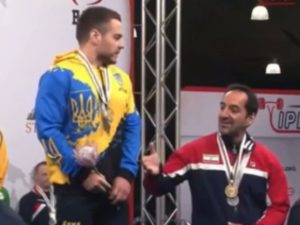 Украинский пауэрлифтер из-за санкций отказался жать руку спортсмену из Ирана