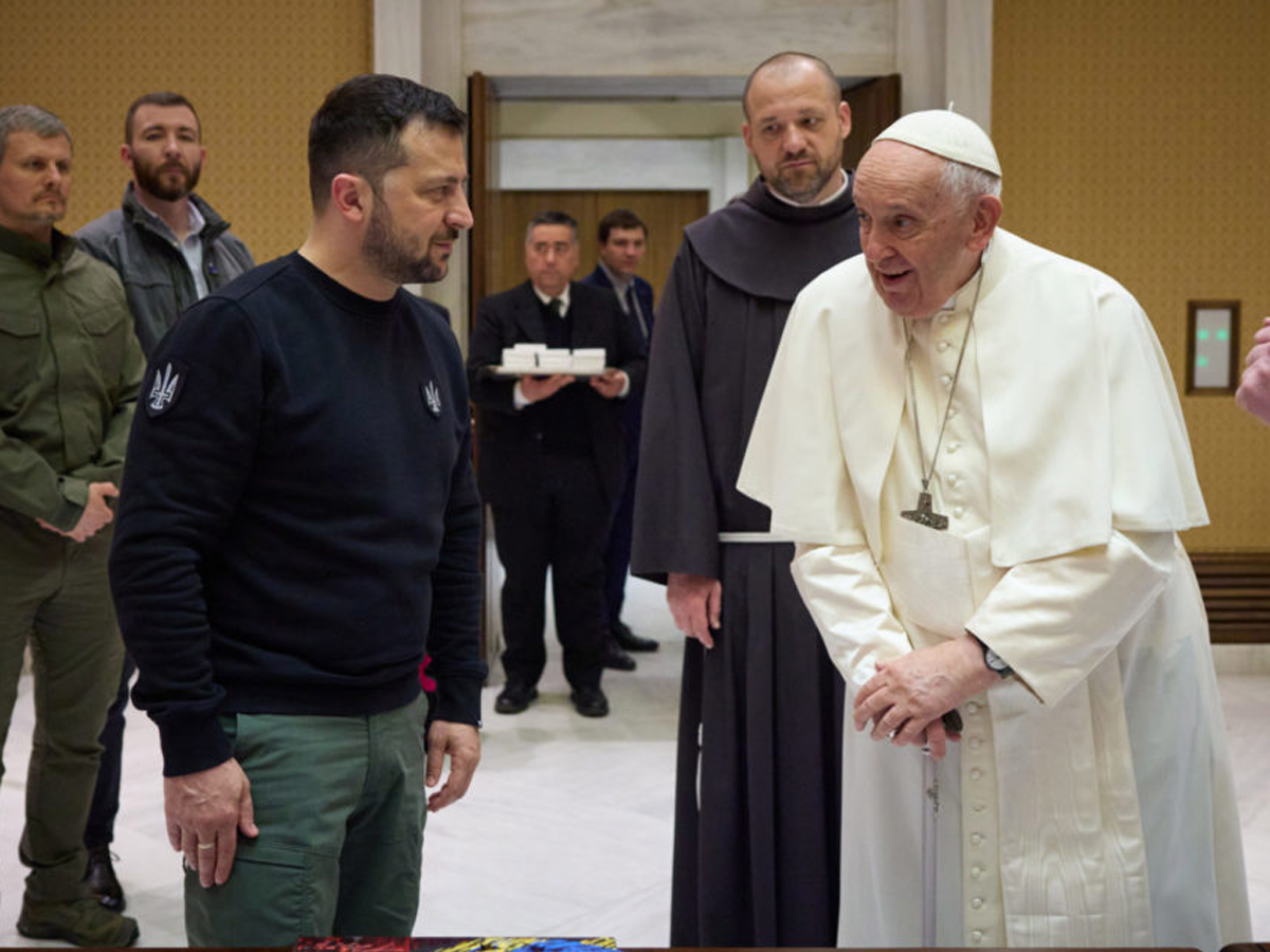 СМИ: Зеленский оскорбил Ватикан неудачным подарком (ФОТО)