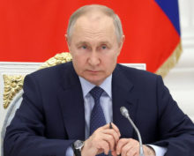 Путин заявил о борьбе России за право быть самой собой