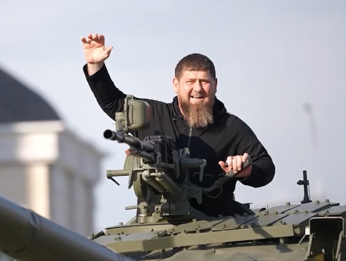 «Детская педальная машинка ваш Абрамс»: Кадыров прокатился на новом танке Т-72 (ВИДЕО)