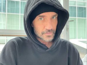 «МК»: Костомарова тайно выписали из больницы и отправили за границу