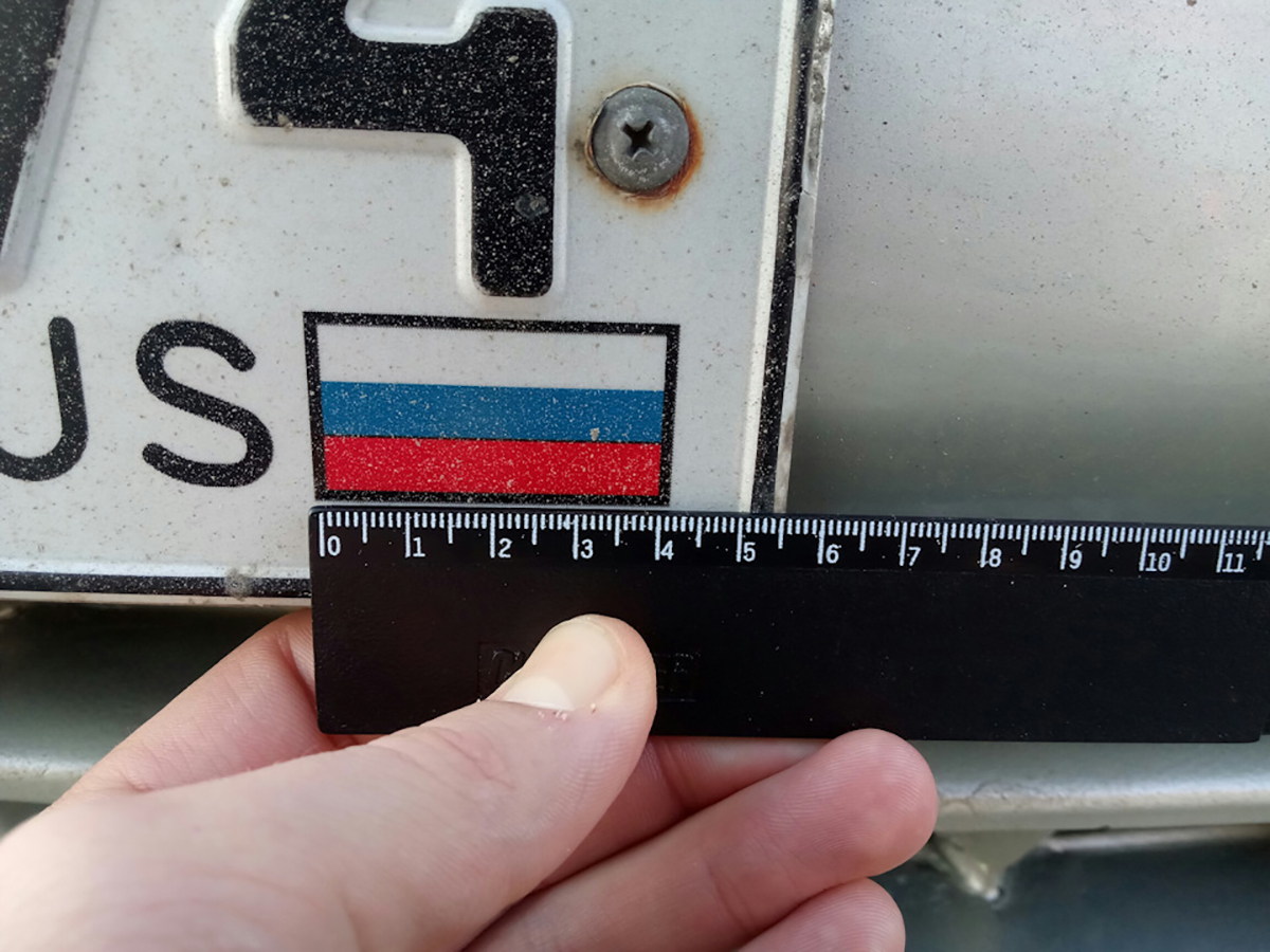 Россиян начали штрафовать за выцветающий флаг на номерах авто