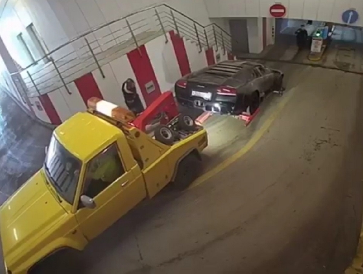 В Москве мужчина угнал Lamborghini Murcielago при помощи эвакуатора
