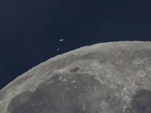 С Земли засняли два НЛО над Луной