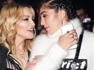 Дочь Мадонны устроила пикантную фотосессию, приняв бесстыдные позы