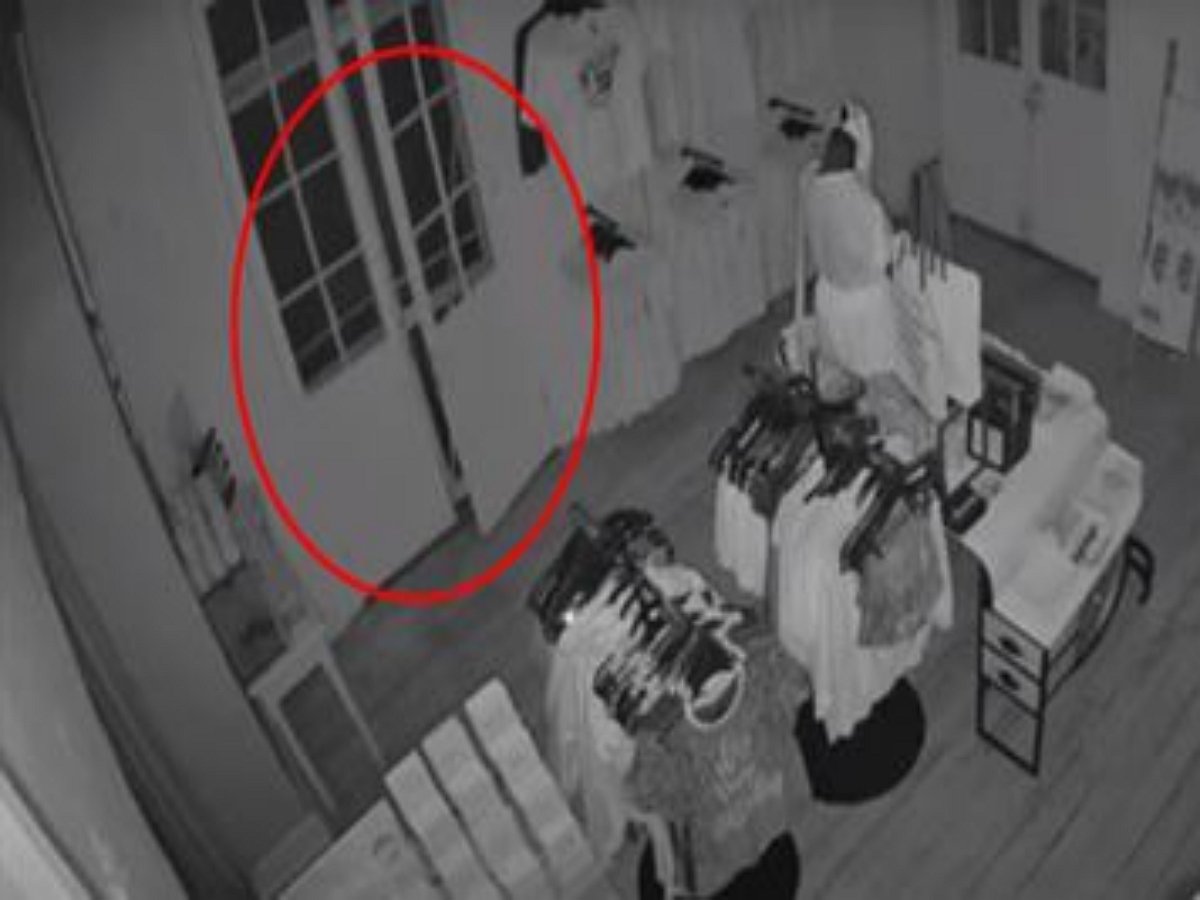 Привидение посетило магазин одежды, открыв дверь