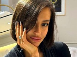 Любовница Тимати вывалила грудь из кокетливой пижамы