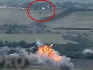 Боец ВСУ вылетел из подбитого БМП Bradley на 100 метров вверх: опубликовано видео