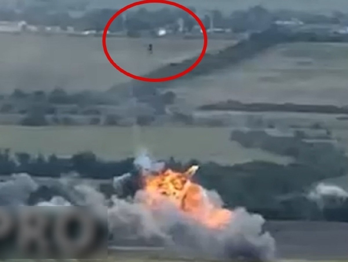 Боец ВСУ вылетел из подбитого БМП Bradley на 100 метров вверх: опубликовано видео