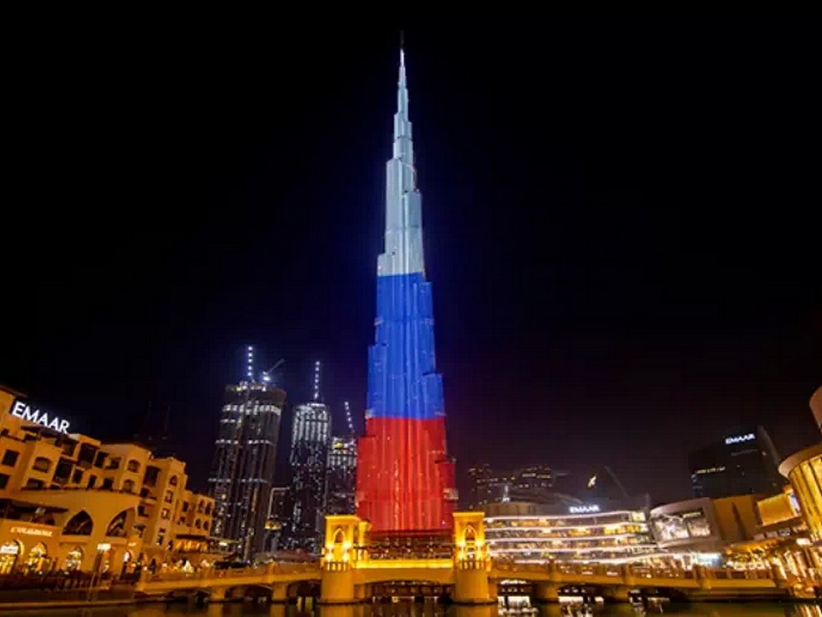 Бурдж халифа в цвет флага россии. Дубай Бурдж Бурдж-Халифа. Башня Бурдж Халифа в Дубае. Дубай здание Бурдж Халифа. Дубай кул Шариф башня.