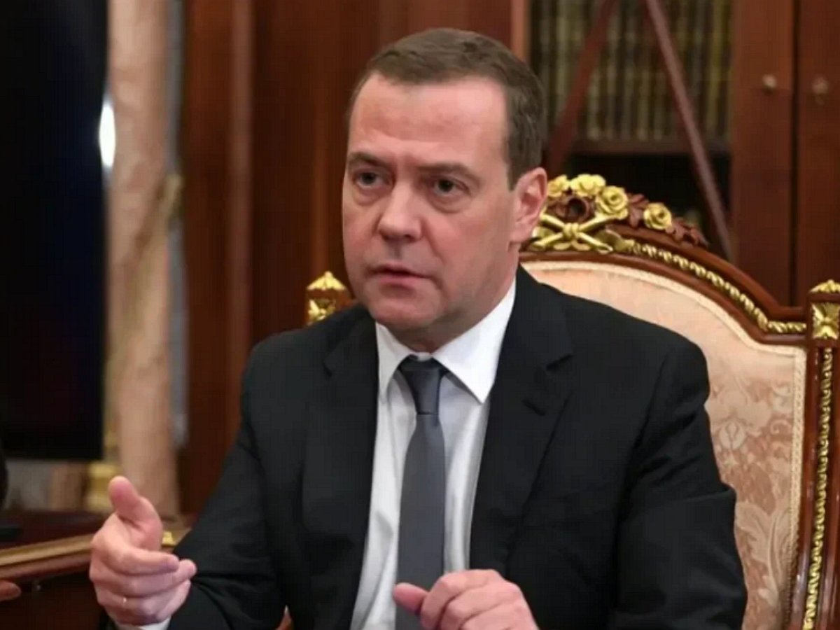 Медведев назвал президента Польши Дуду «мразью» и напомнил про четвертование на Красной площади