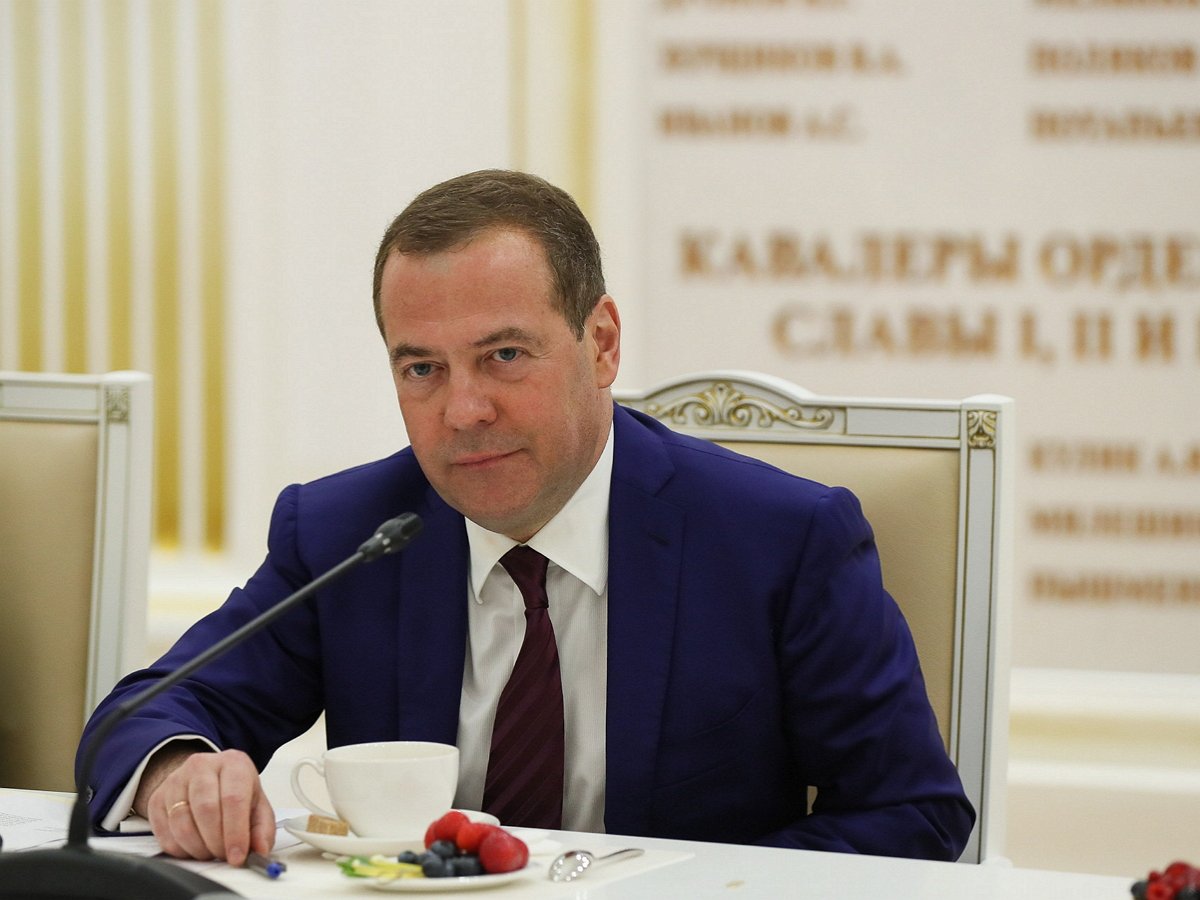 «Ещё раз об отъехавших»: Медведев объяснил, почему политический режим в России никогда не поменяется