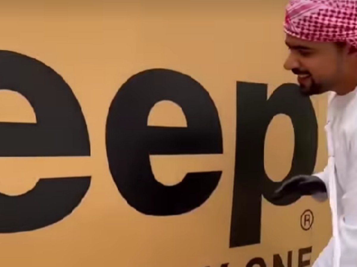 Молодому человеку преподнесли машину в подарок прямо в коробке