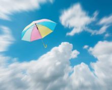 Путешествие одинокого зонта в небе засняли на видео