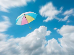 Путешествие одинокого зонта в небе засняли на видео