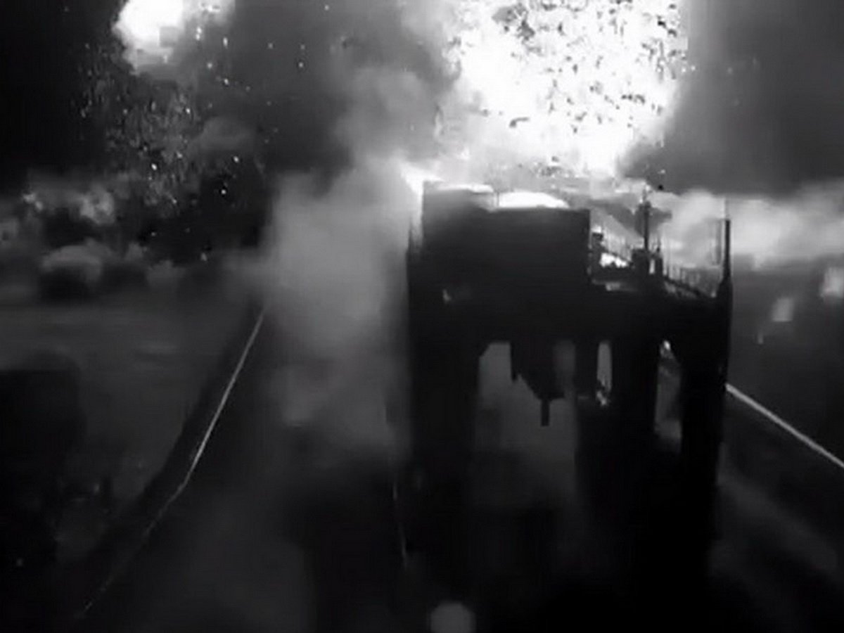 Момент взрыва Каховской ГЭС попал на видео
