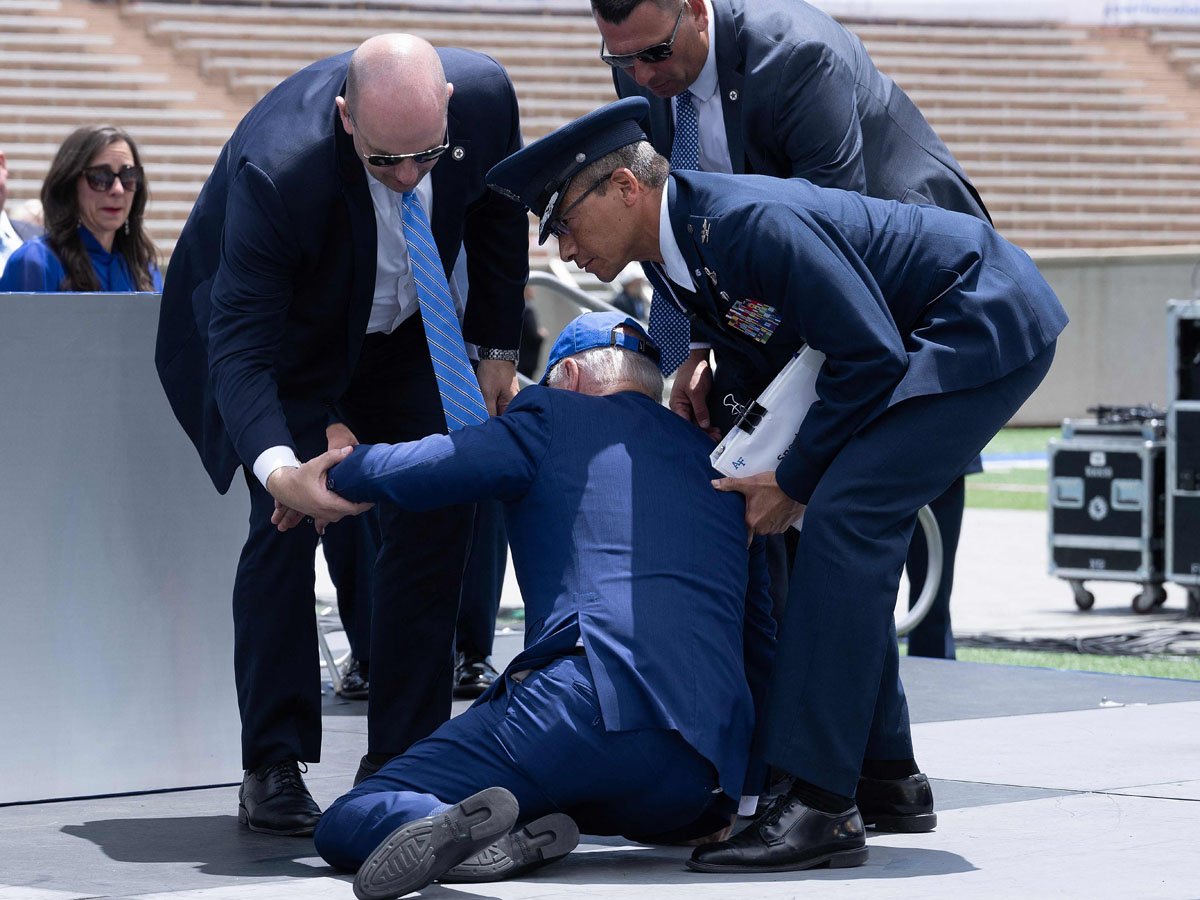 Президент США упал во время выпускной церемонии академии ВВС