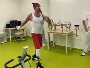 Роман Костомаров впервые показал руки после ампутации в новом видео с тренировки