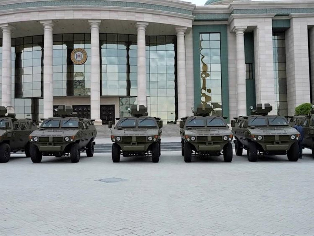 В МИД КНР отвергли сообщения о поставках бронетехники РФ