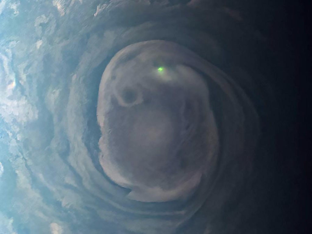 В NASA показали первые снимки молнии на Юпитере