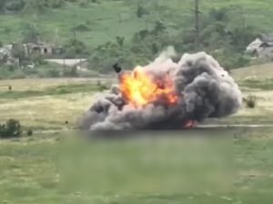 Мощный взрыв танка с украинскими ранеными попал на видео