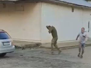 Украинец, спасаясь от мобилизации, закидал камнями военкома: опубликовано видео