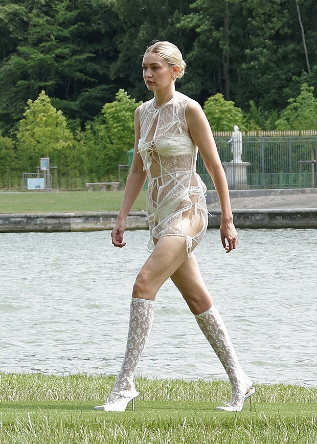 Прозрачное платье. Прозрачное платье. Прозрачное платье на улице. Просвечивающее летнее платье. Прозрачные платья на публике.