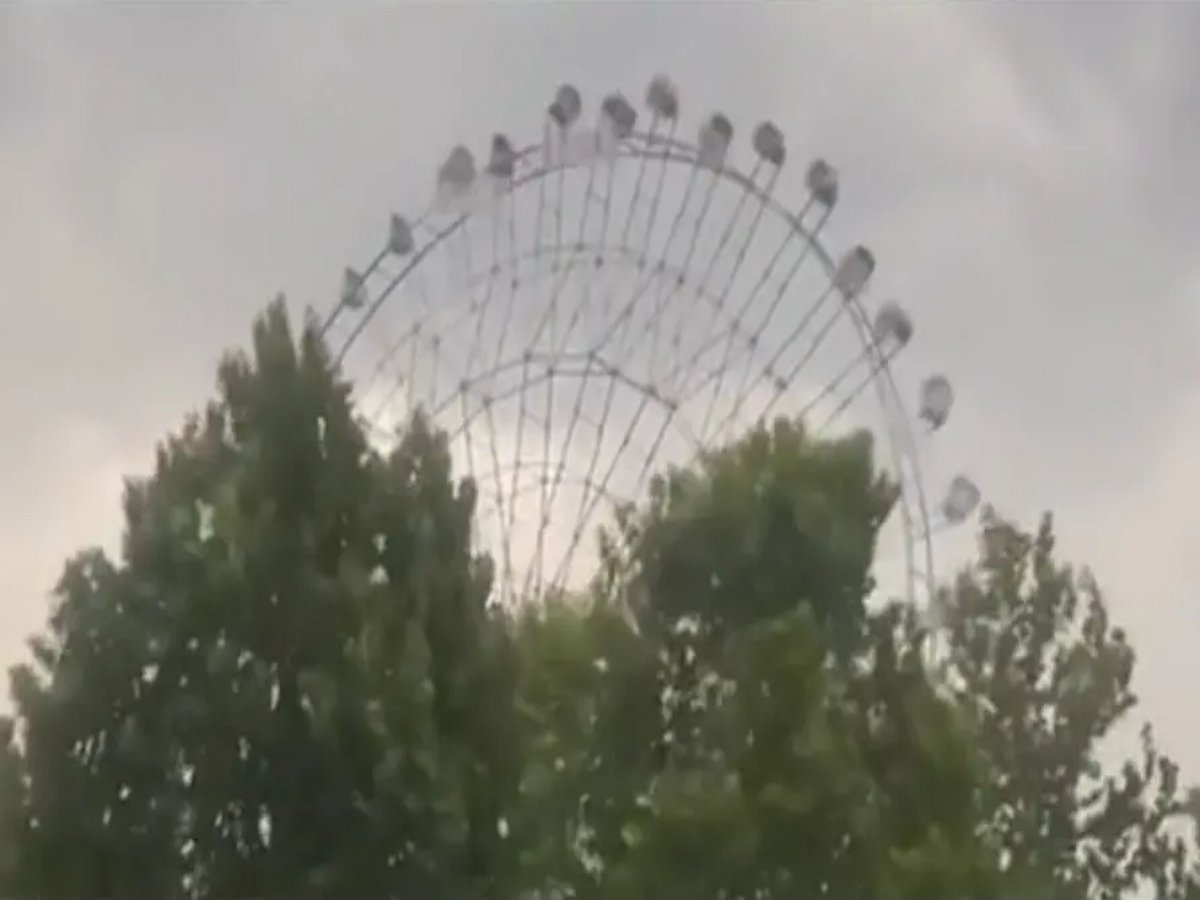 Кошмарный аттракцион на колесе обозрения в ветренную погоду