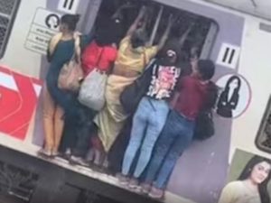 Пассажирки, висящие в дверях поезда, вызвали сочувствие пользователей