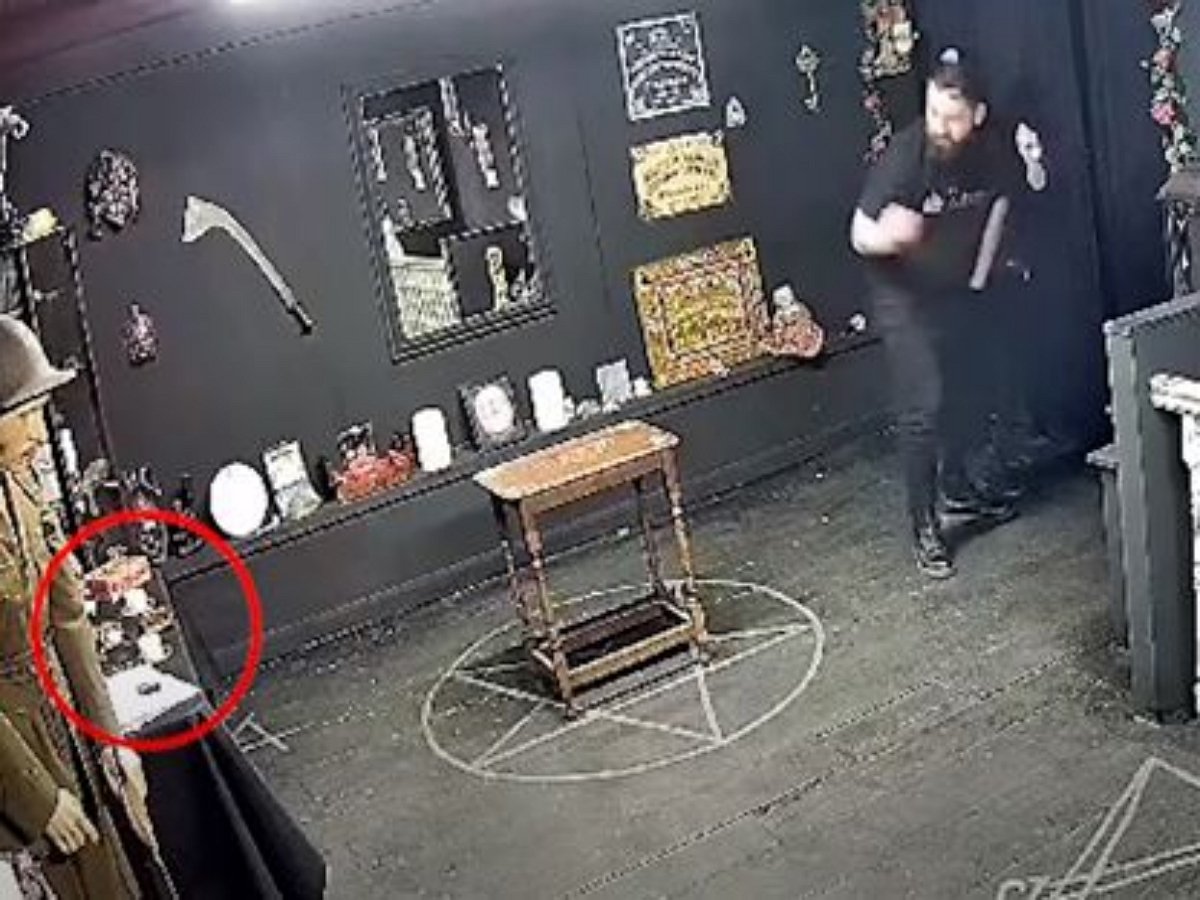 Дух, обитающий в музее, подвинул распятие и сломал подсвечник