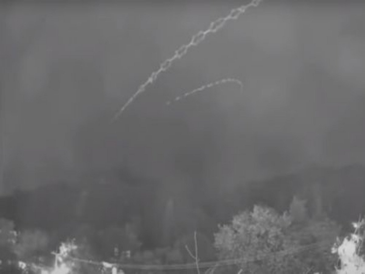 Таинственный объект хаотично носился по небу, оставляя после себя странные следы