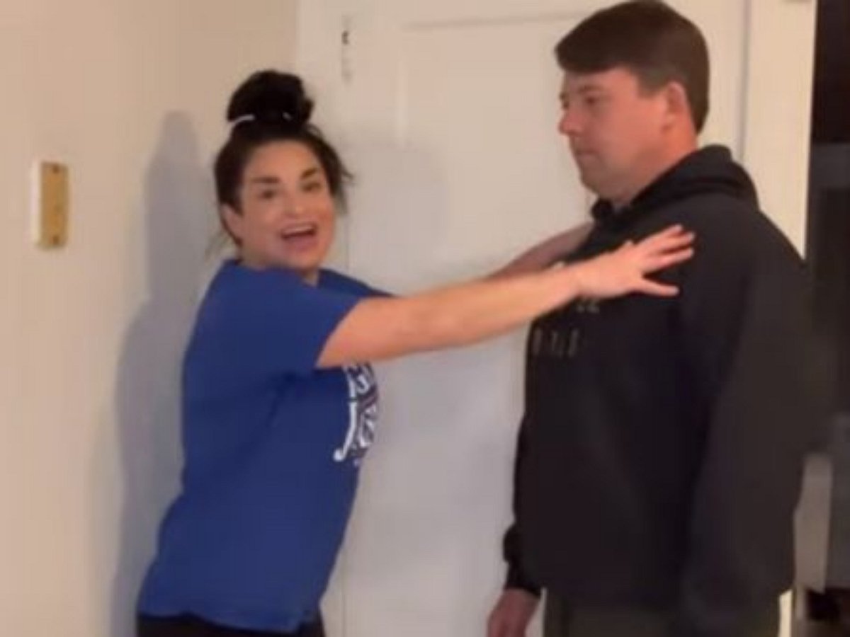 Супруги, расшалившись, проломили стену дома