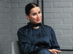 Тина Канделаки в коротких шортах пикантно выставила зад