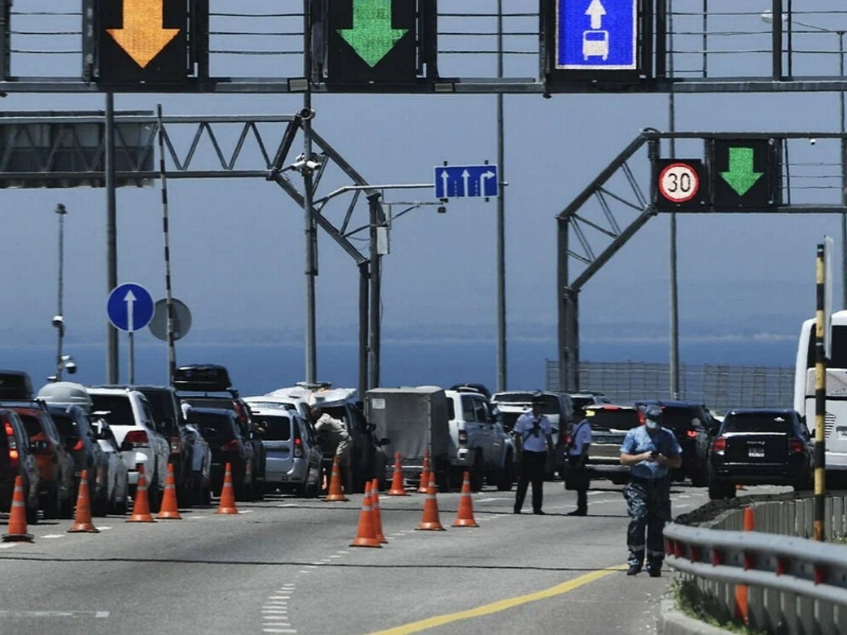 На Крымском мосту объявили воздушную тревогу