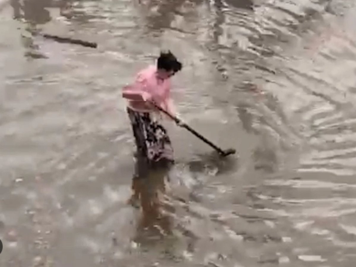 Женщина со шваброй спасла Туапсе от наводнения