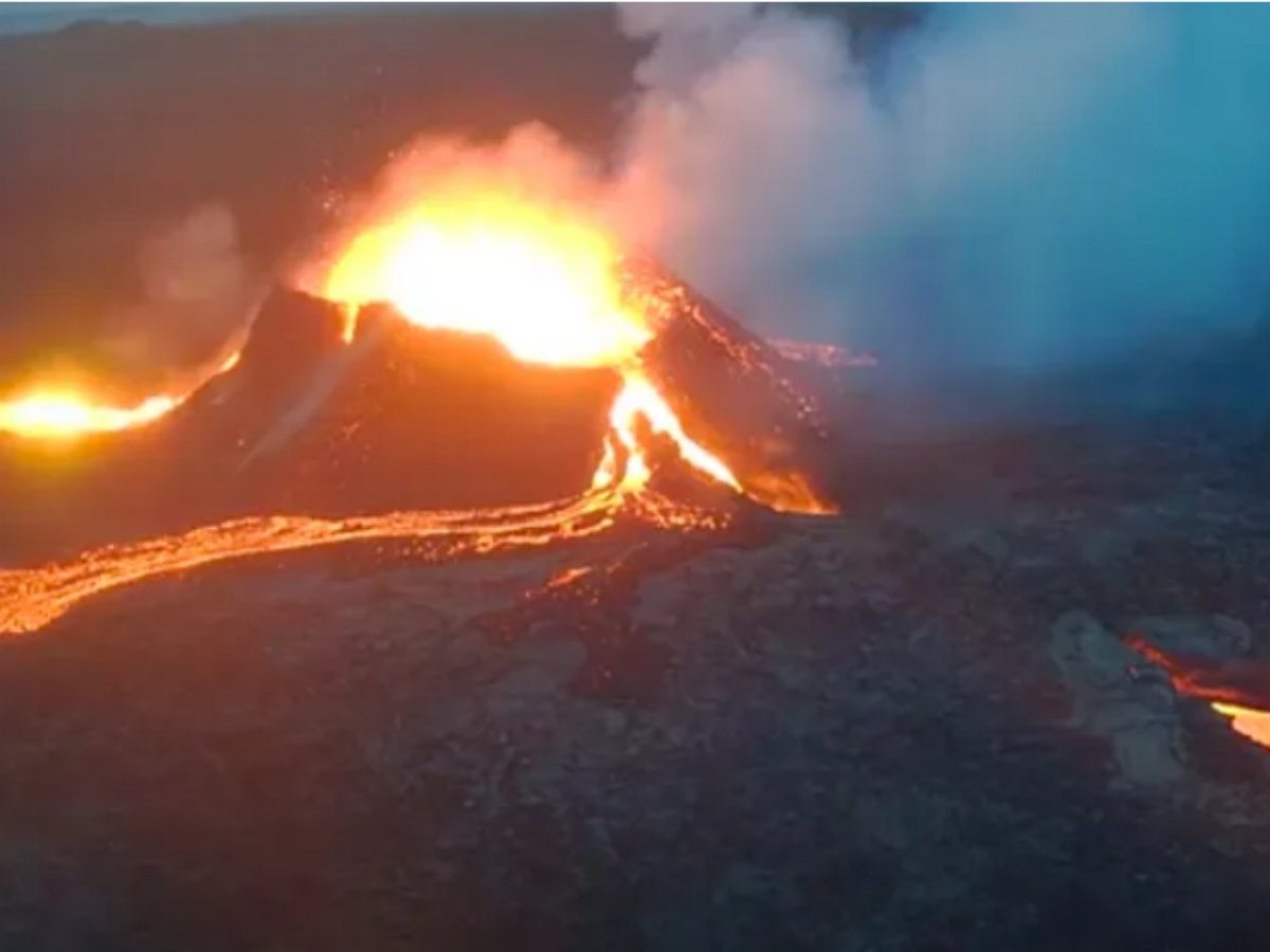Мощное извержение вулкана сняли в Исландии