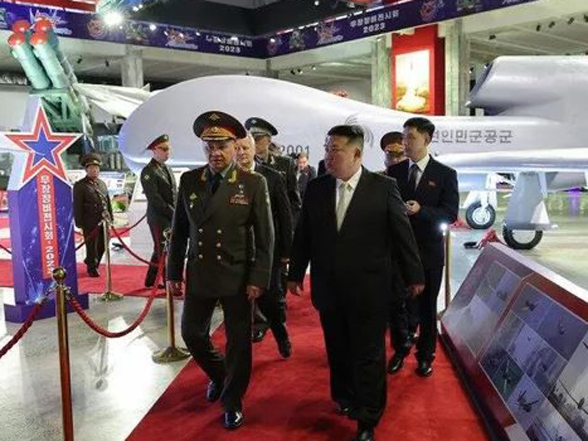 Ким Чен Ын показал Шойгу новейшие беспилотники и МБР на выставке вооружений