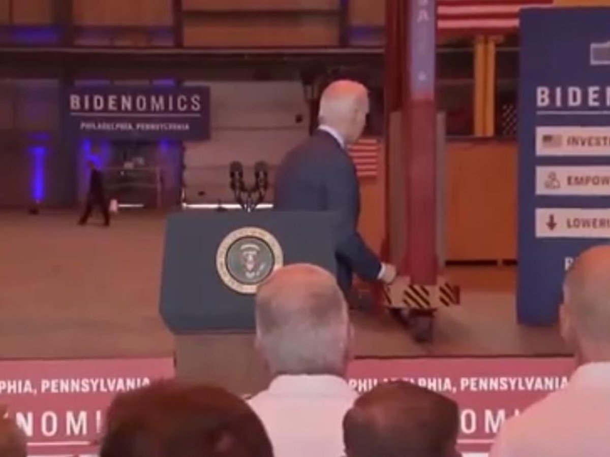 Потерявшийся на сцене и трясущий руками президент США попал на видео