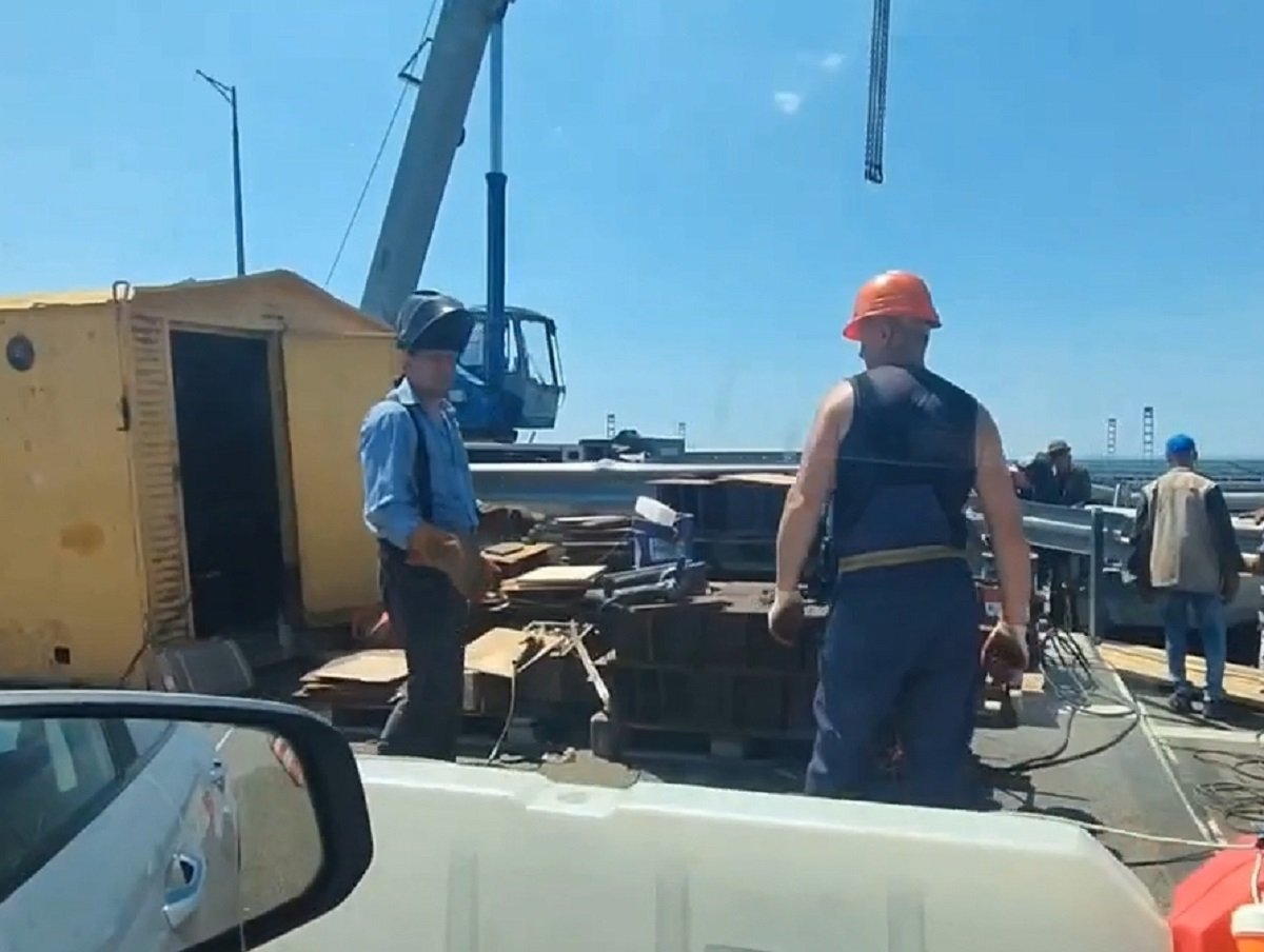 «Вовсю идут работы»: журналист на видео показал ремонт Крымского моста