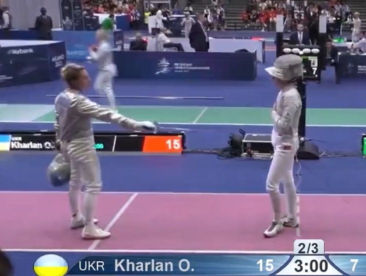 Украинская саблистка не пожала руку россиянке и была изгнана с ЧМ по фехтованиюУкраинская саблистка не пожала руку россиянке и была изгнана с ЧМ по фехтованию