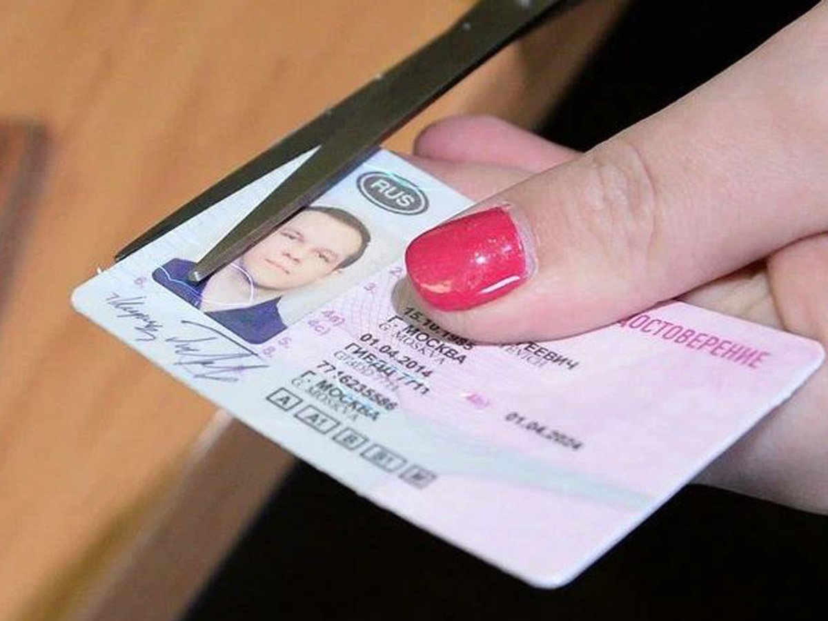 Уклонистам в России запретят сдавать на водительские права