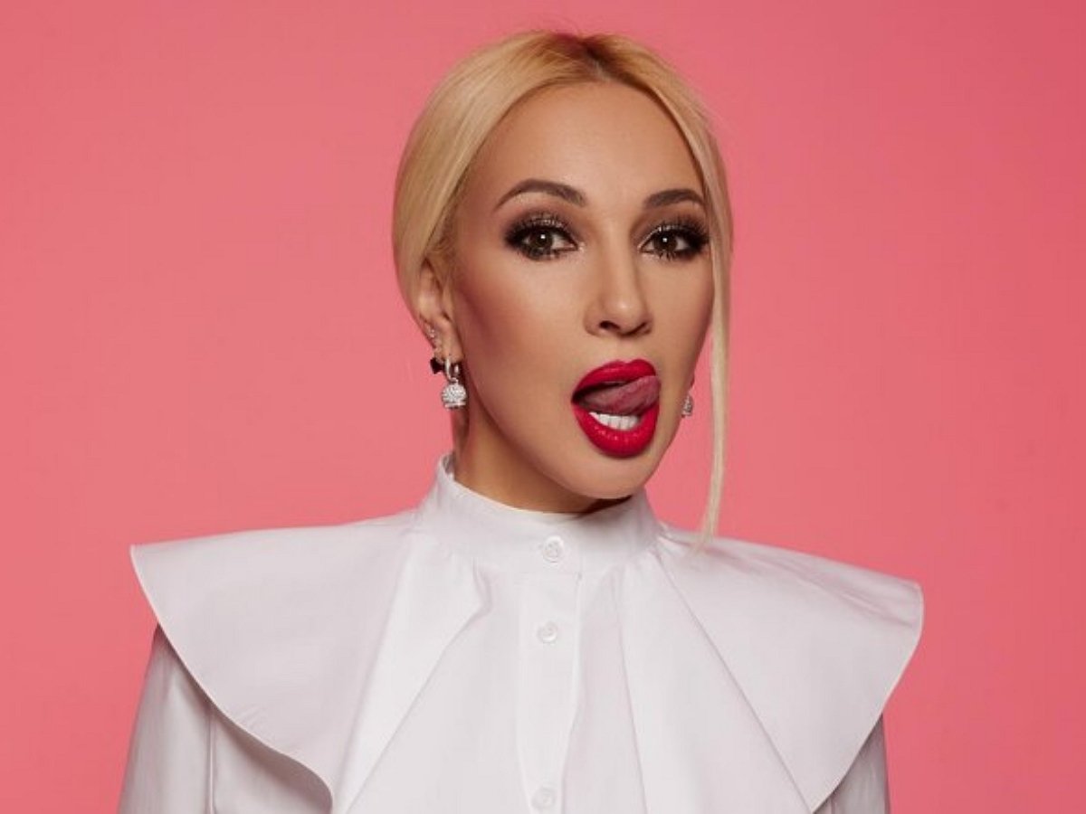 Лера Кудрявцева бесстыдно засветила голый зад, купаясь голышом