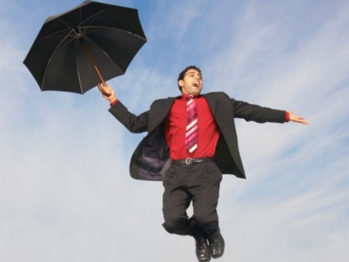 Пытаясь удержать зонт, турок улетел на нем в небо