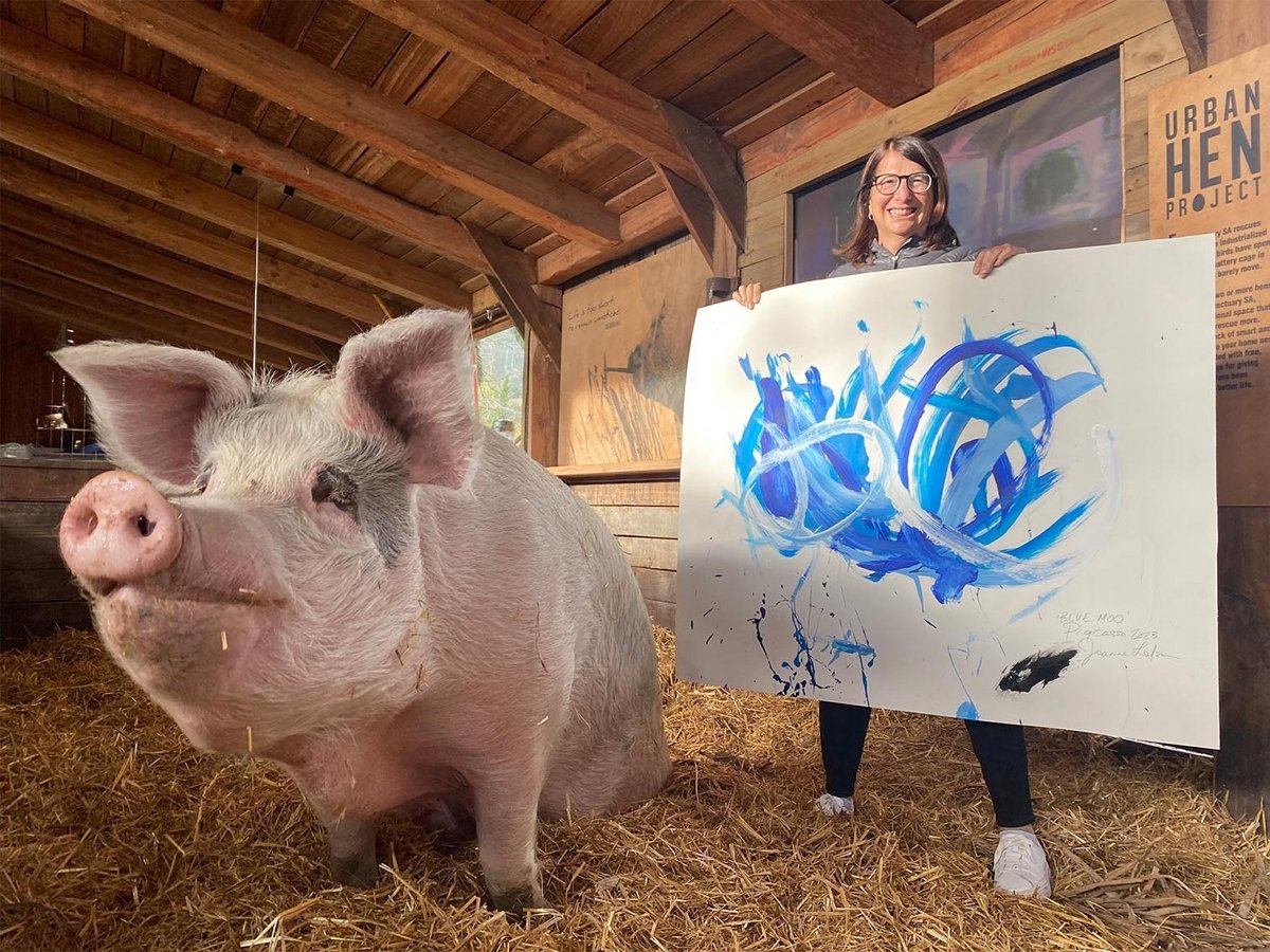 Свинья заработала больше $1 млн своими картинами