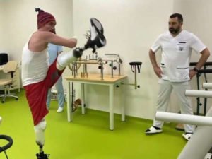 костомаров на протезах