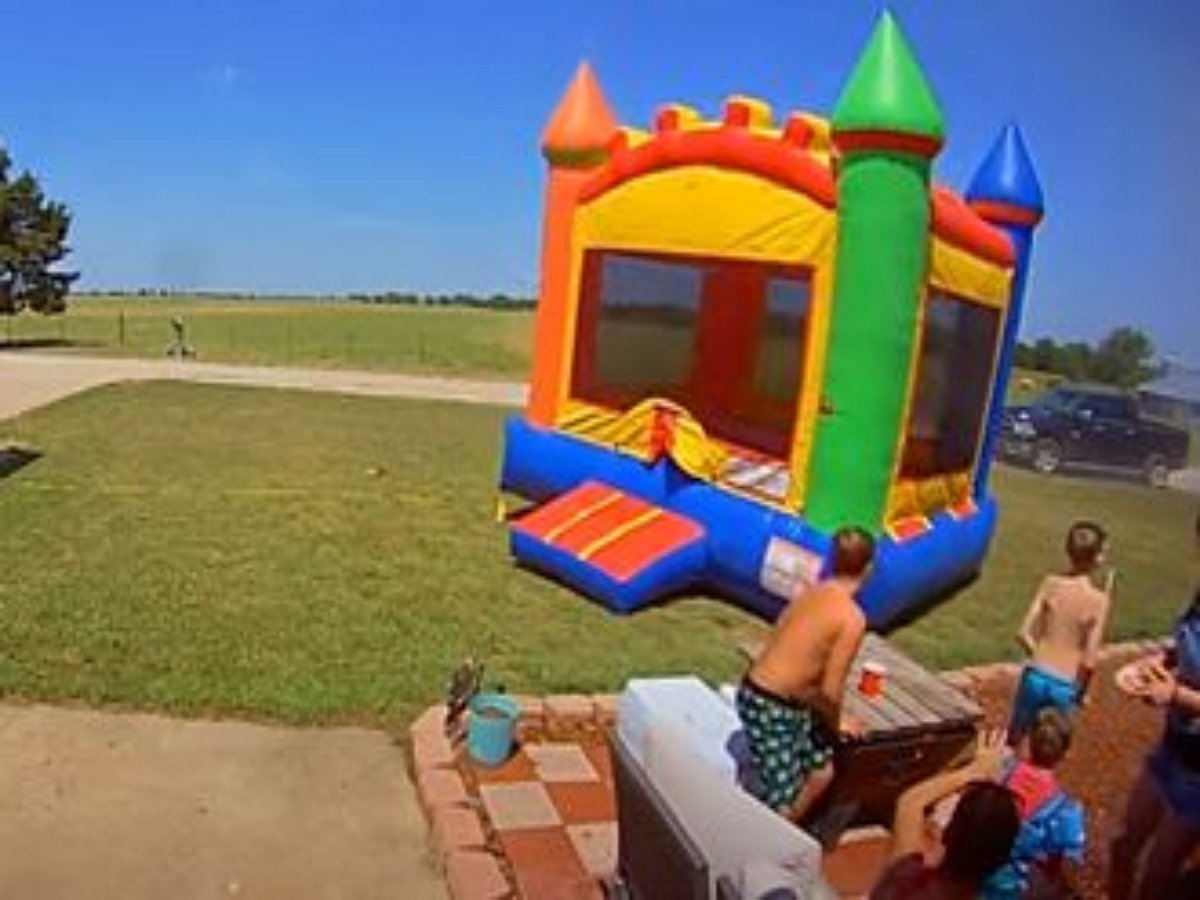 Ветер унес надувной батут, прихватив с собой игрушки